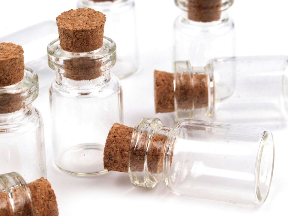 Väike klaaspudel ripatsiks