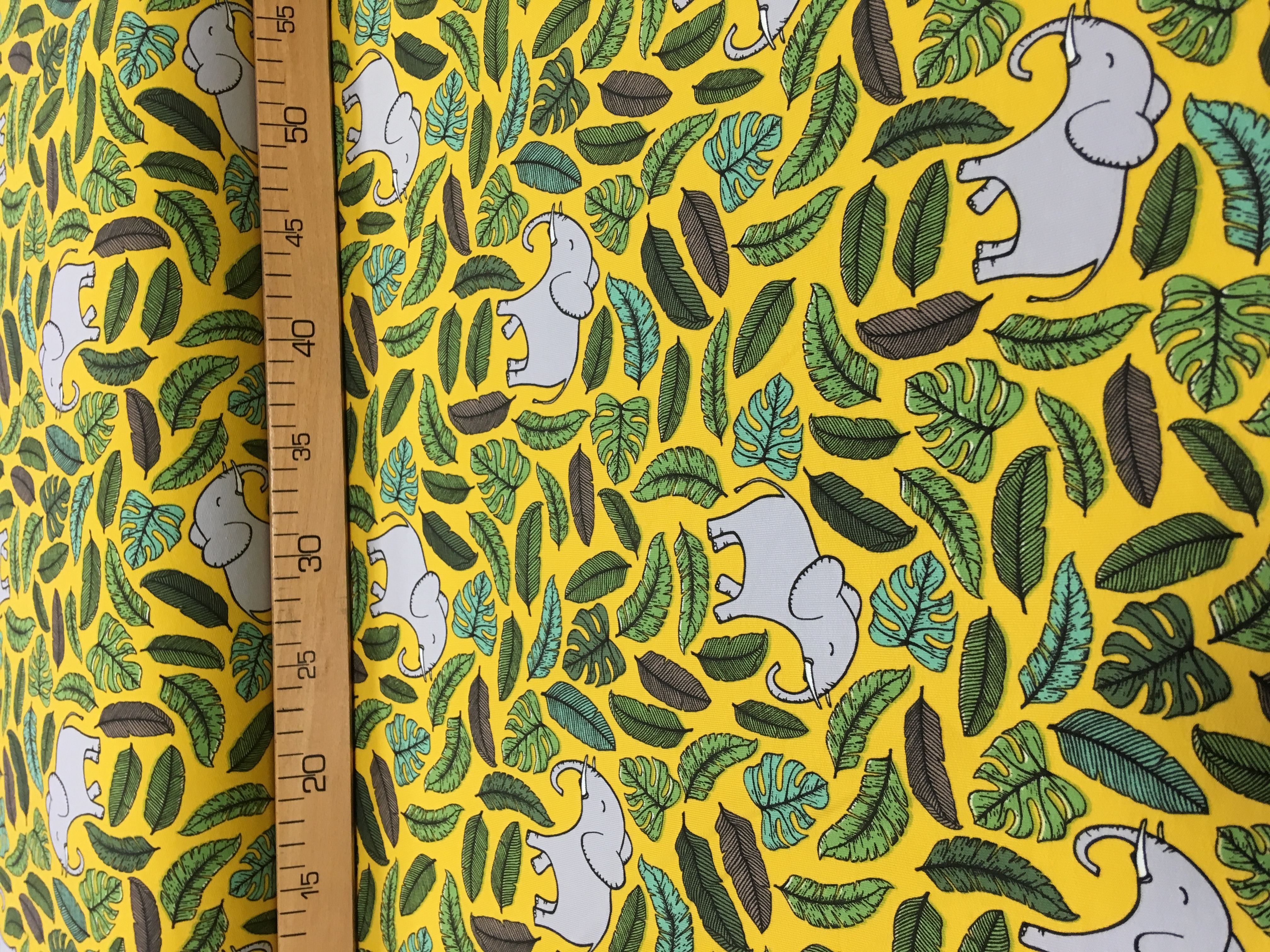 Õhuke dressikangas Elevandid kollasel