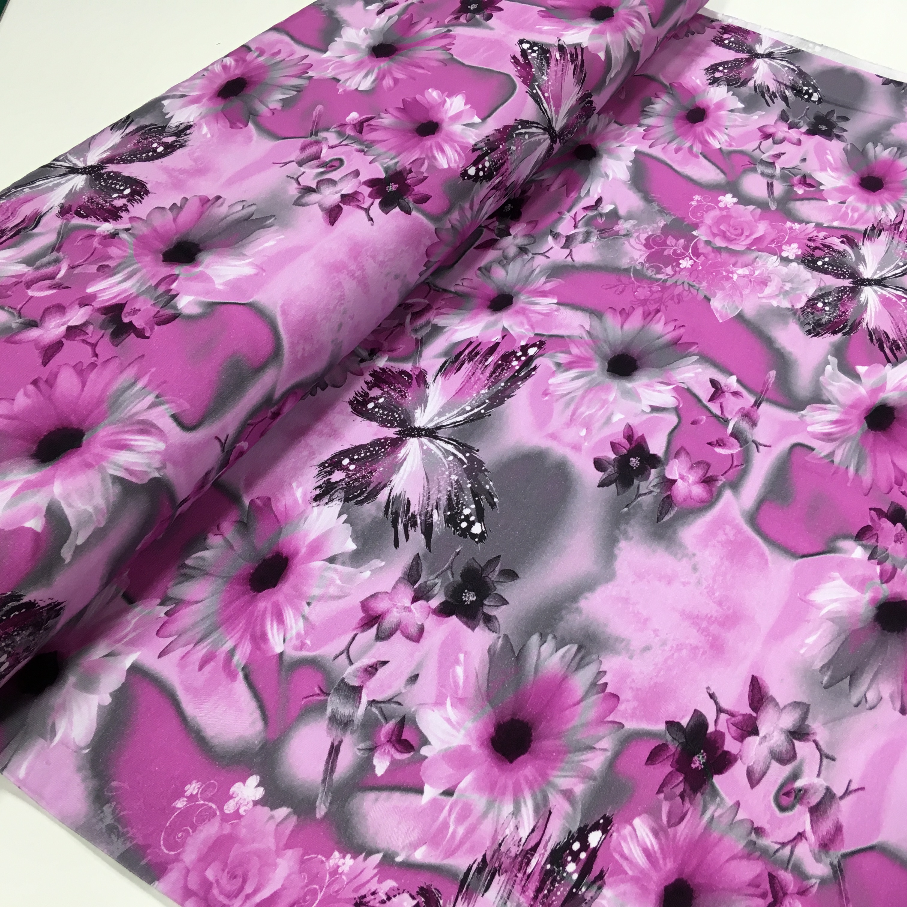 GOTS Trikotaaž Roosad liblikad ja lilled, digiprint