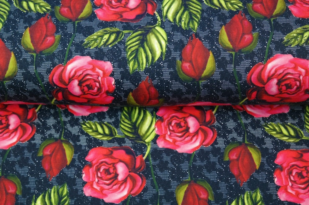 Punased roosid mustal pitsil