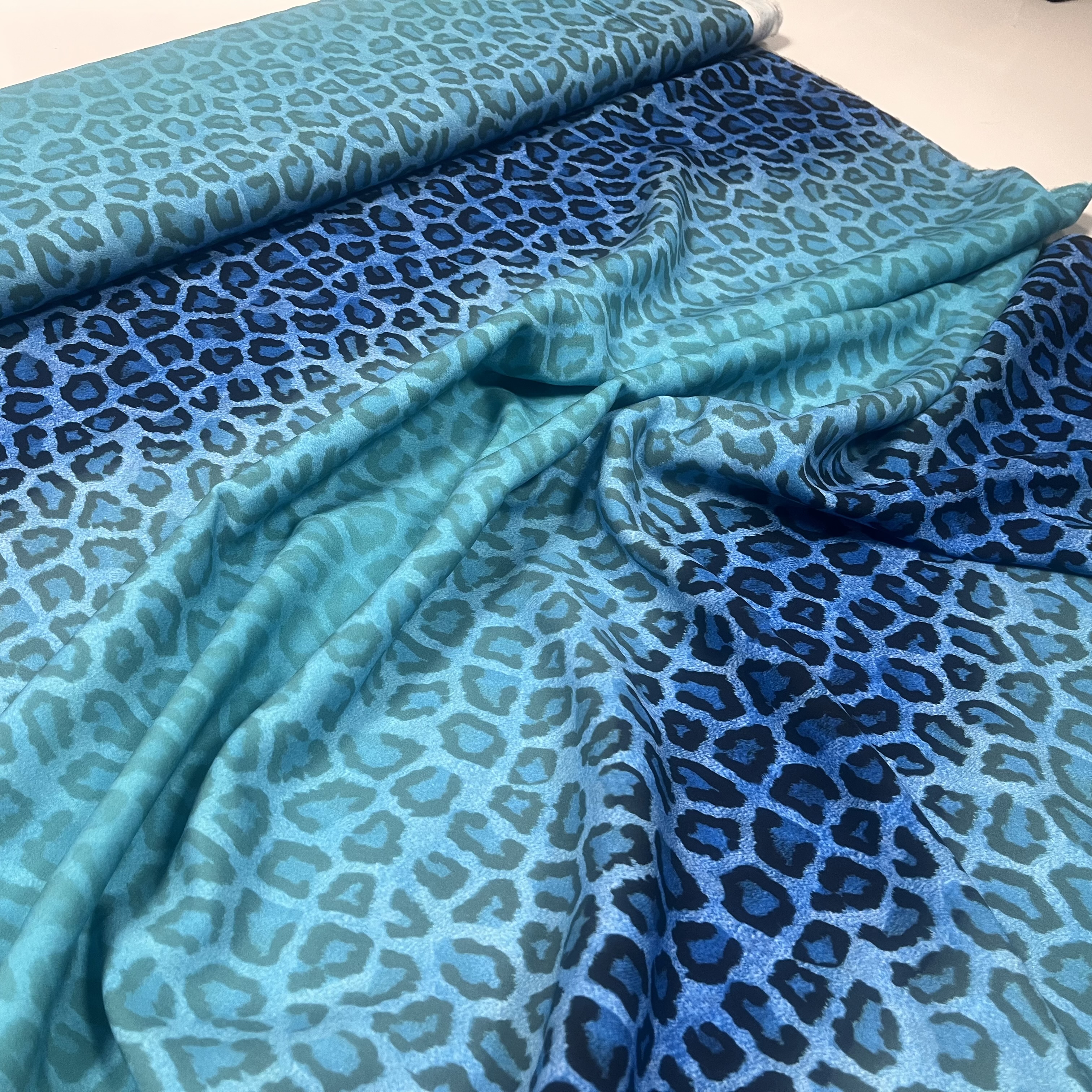 Viskoos Leopard blue gradient, digiprint