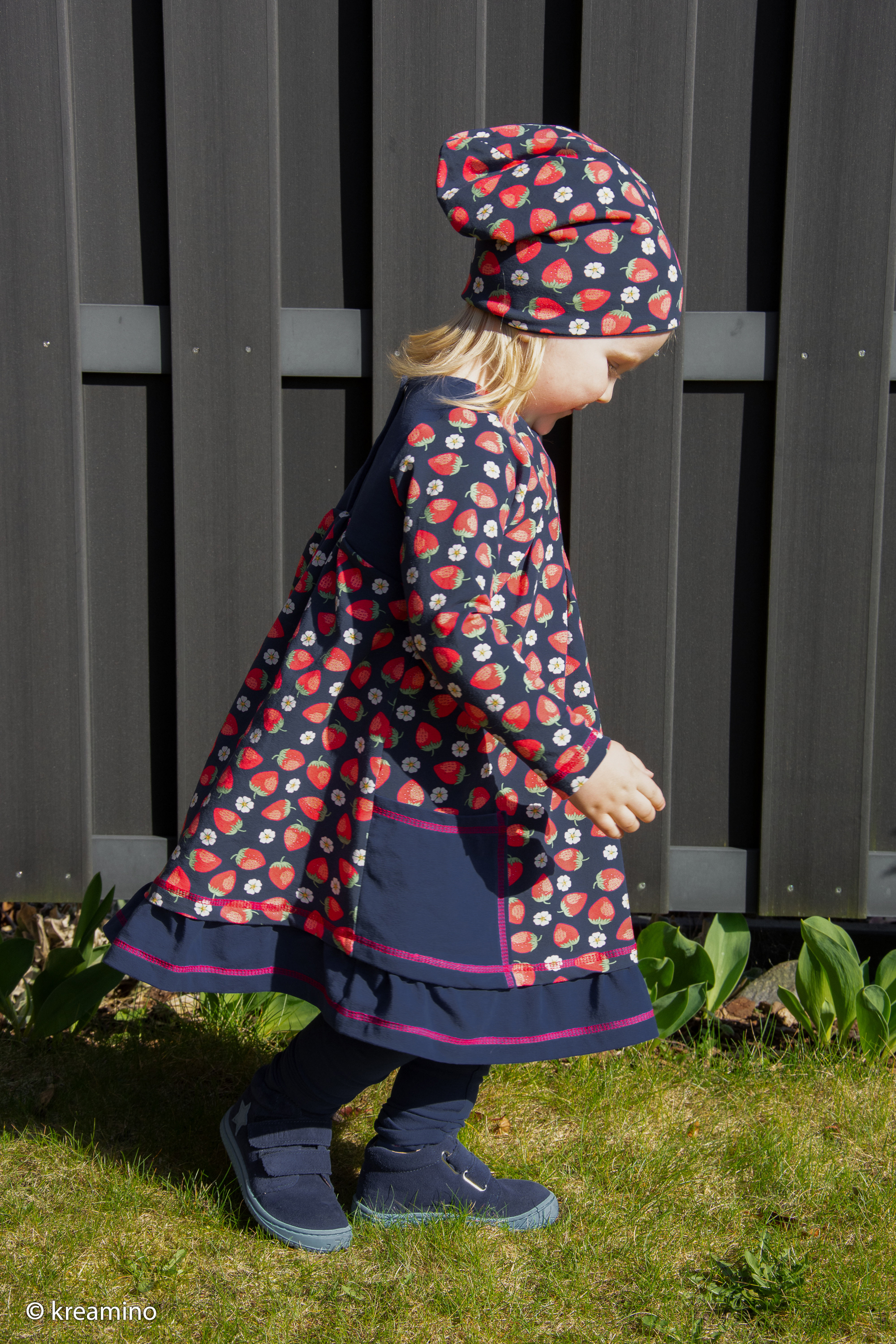 Strawberries, dark blue