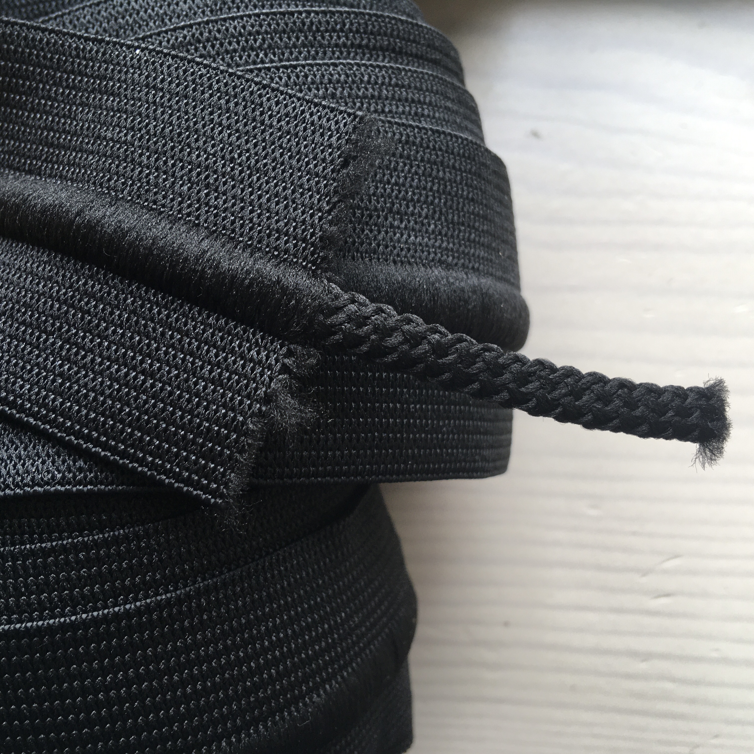 Kummipael nööriga, must 40 mm