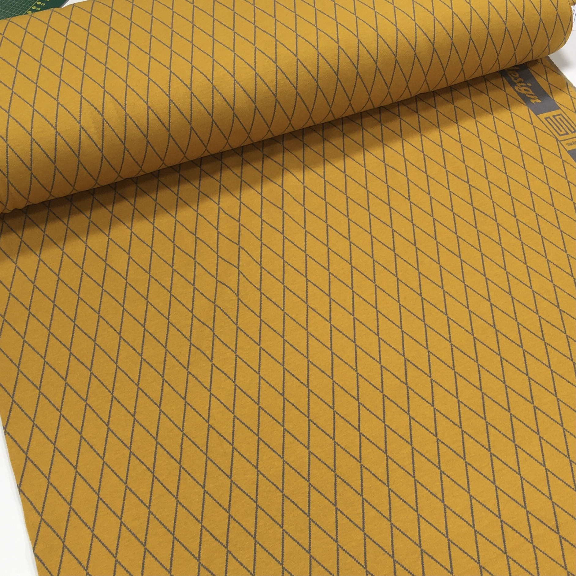 Žakaartrikotaaž rombid ooker/hall