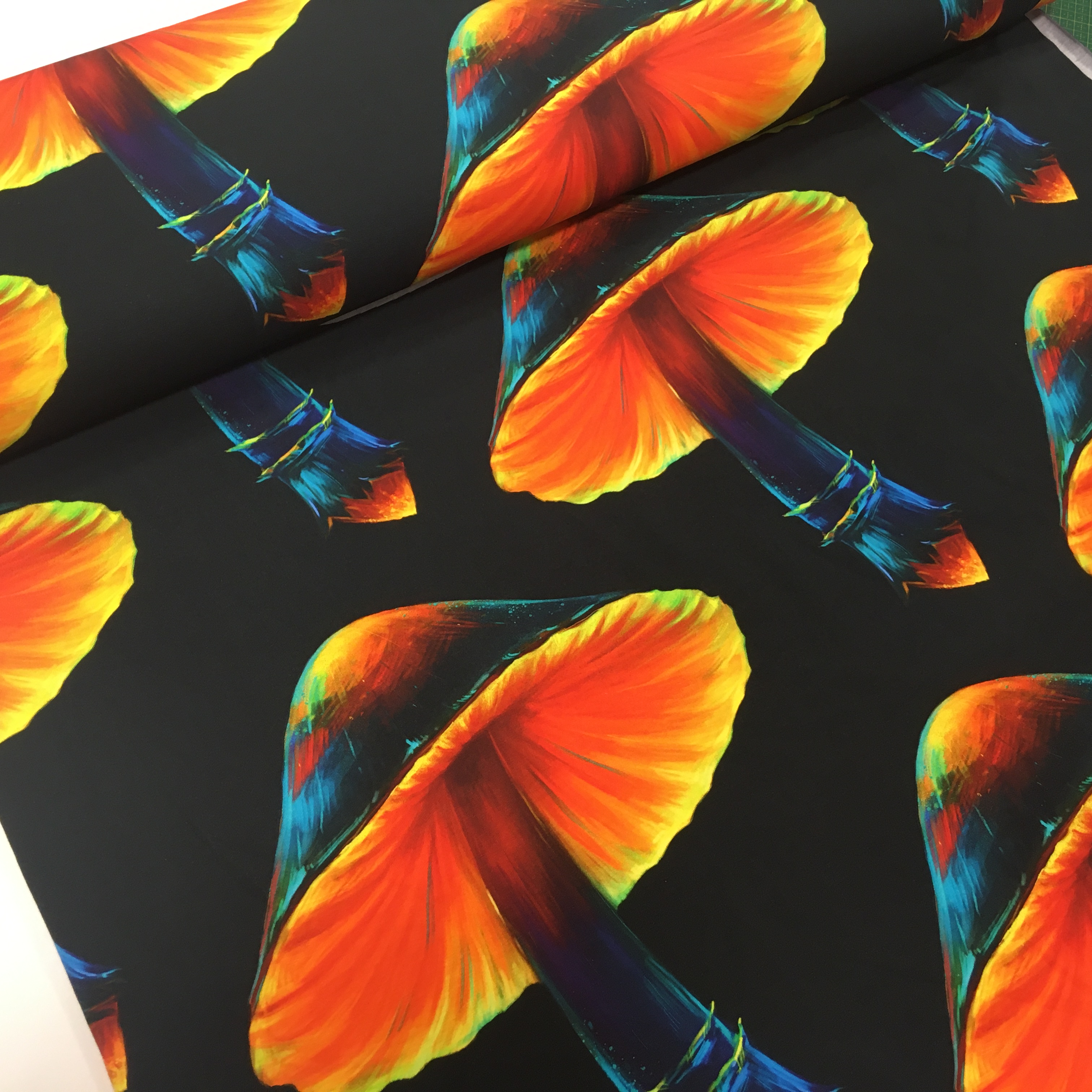 Trikotaaž suured seened mustal, digital print