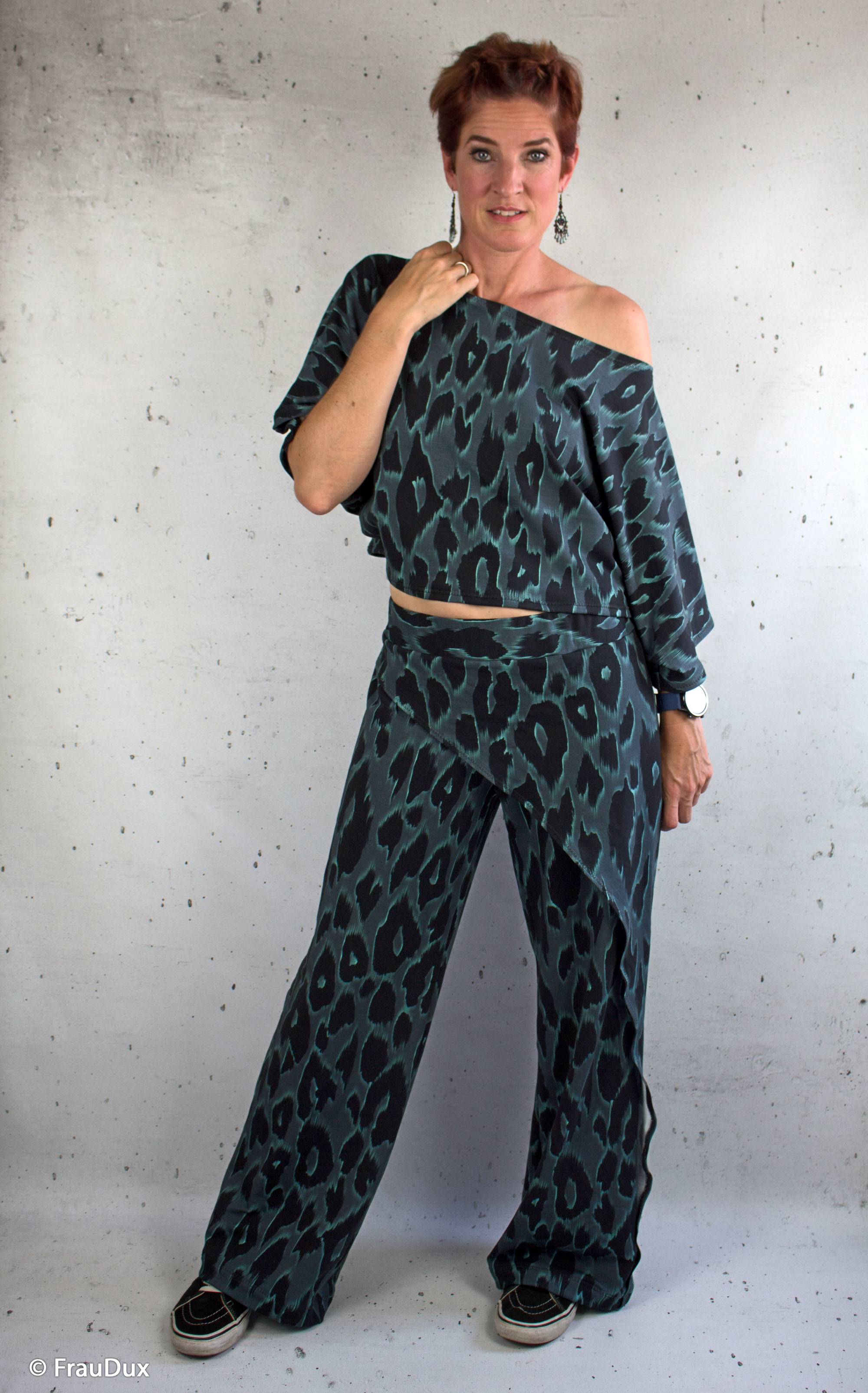 Modaaldressikangas Floating Leo by Thorsten Berger smaragd