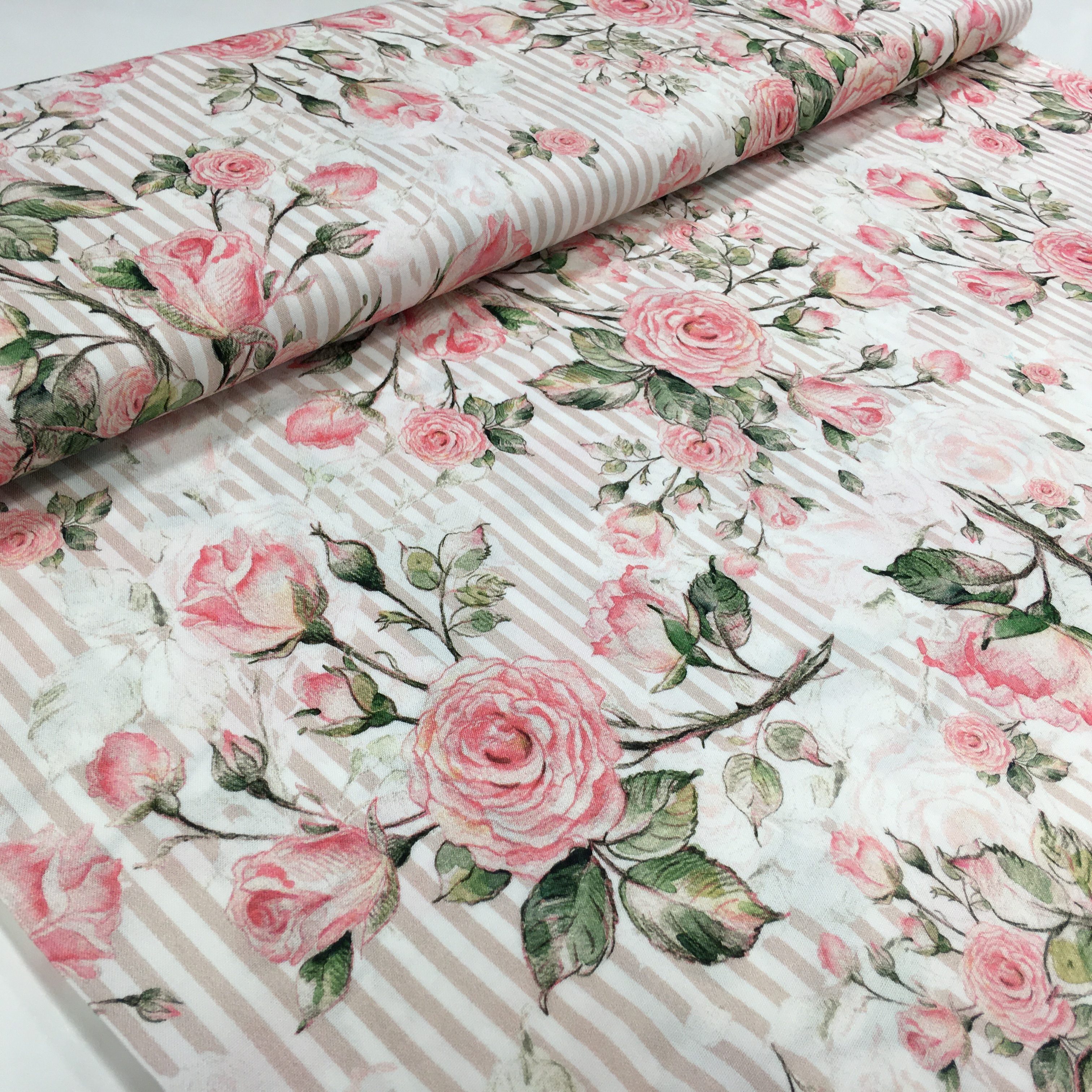 Viskoos roosid triipudel