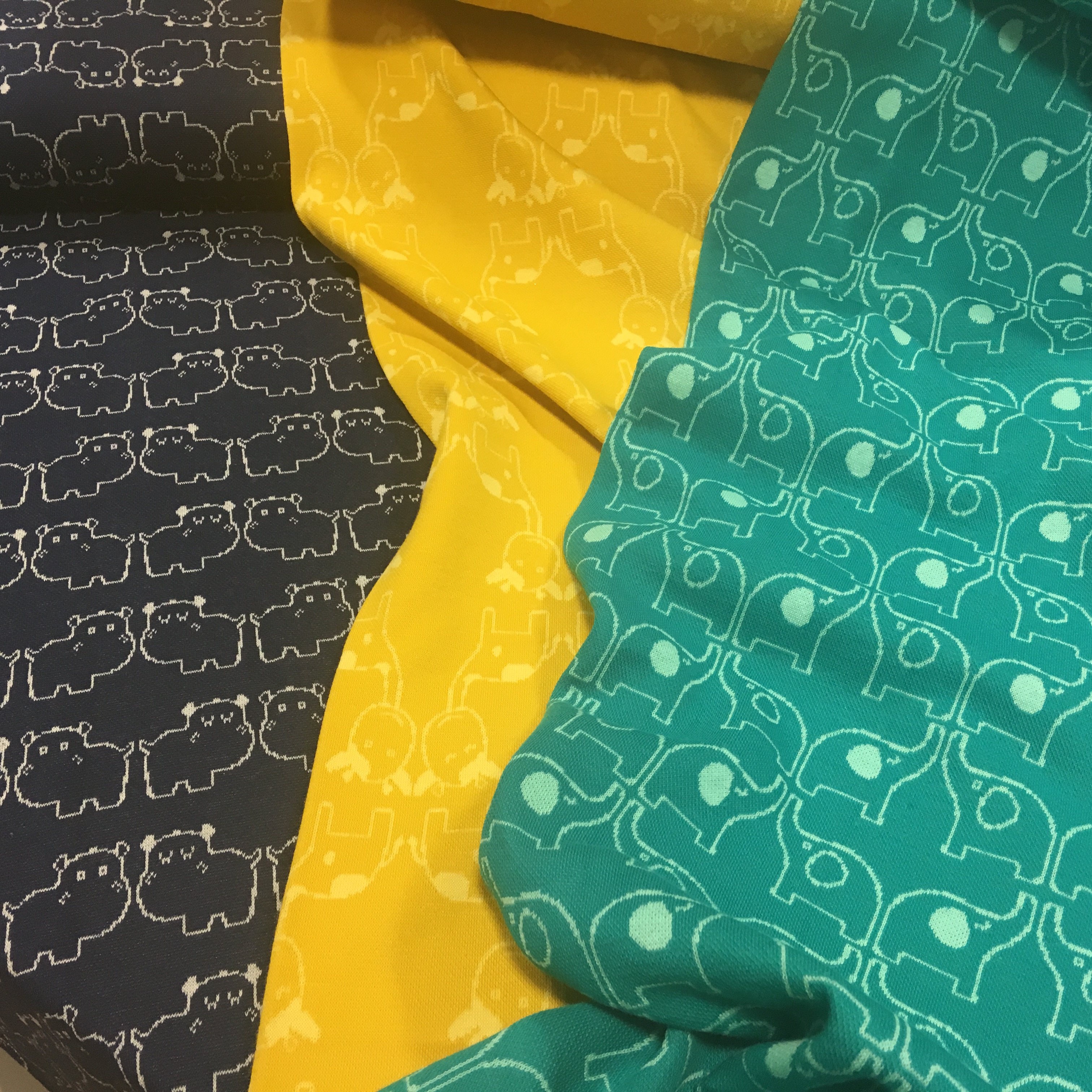 Žakaartrikotaaž elevandid türkiisil