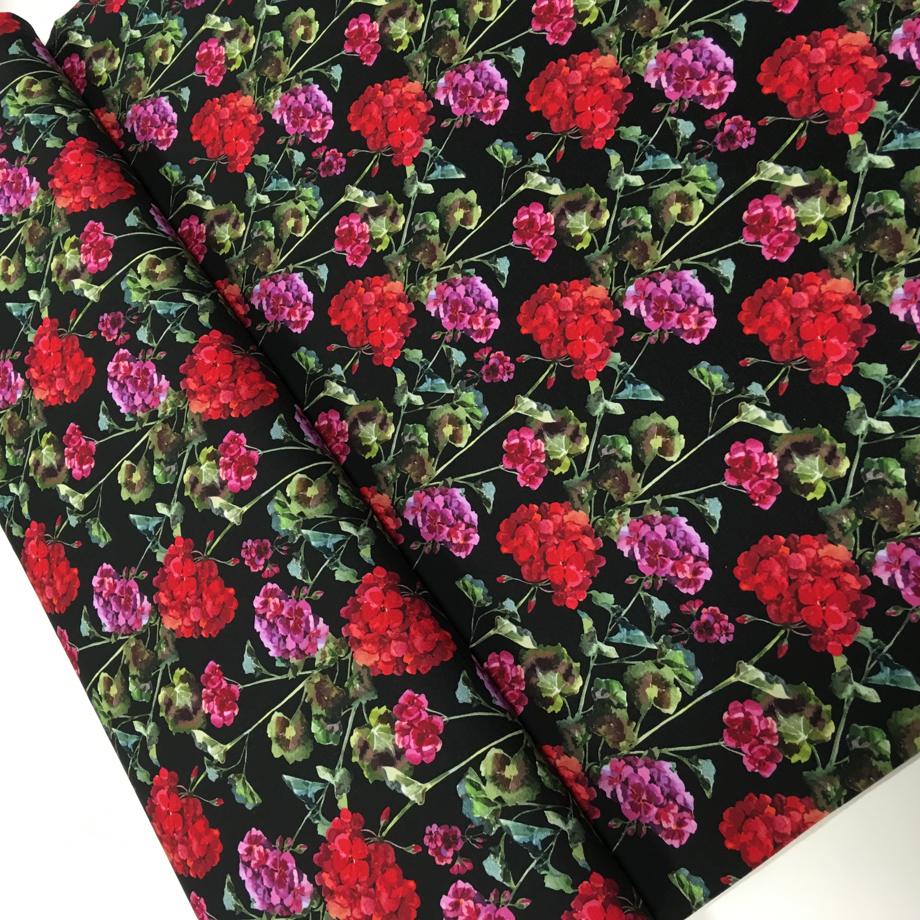 Õhuke dressikangas Pelargoonid mustal