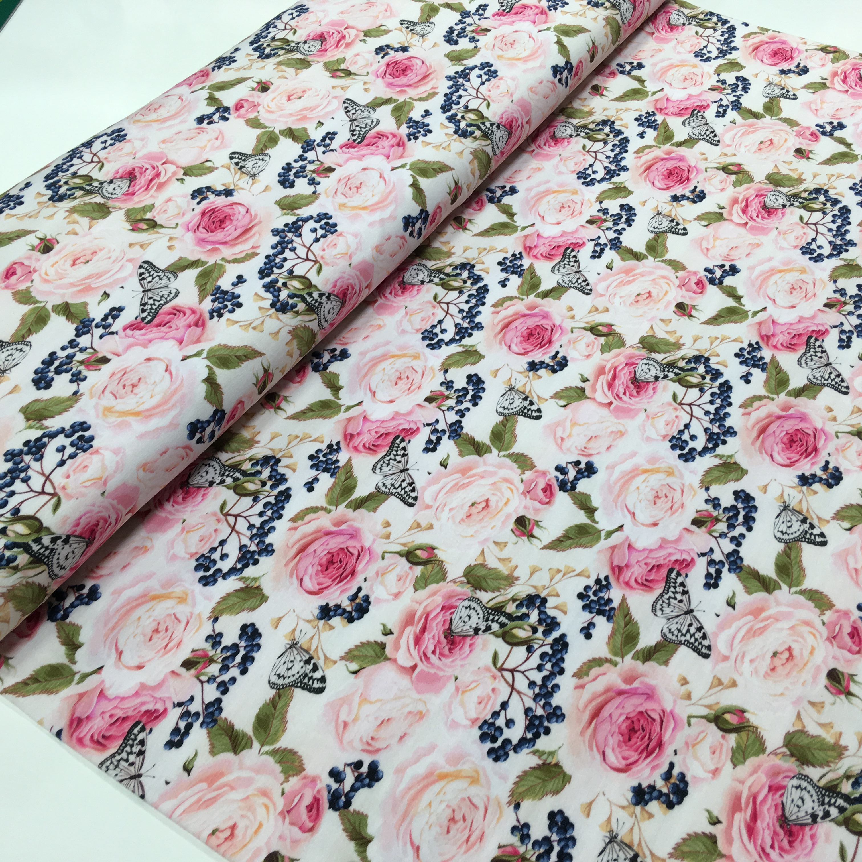 BIO Trikotaaž Roosid ja leedrimarjad heleroosal, digiprint