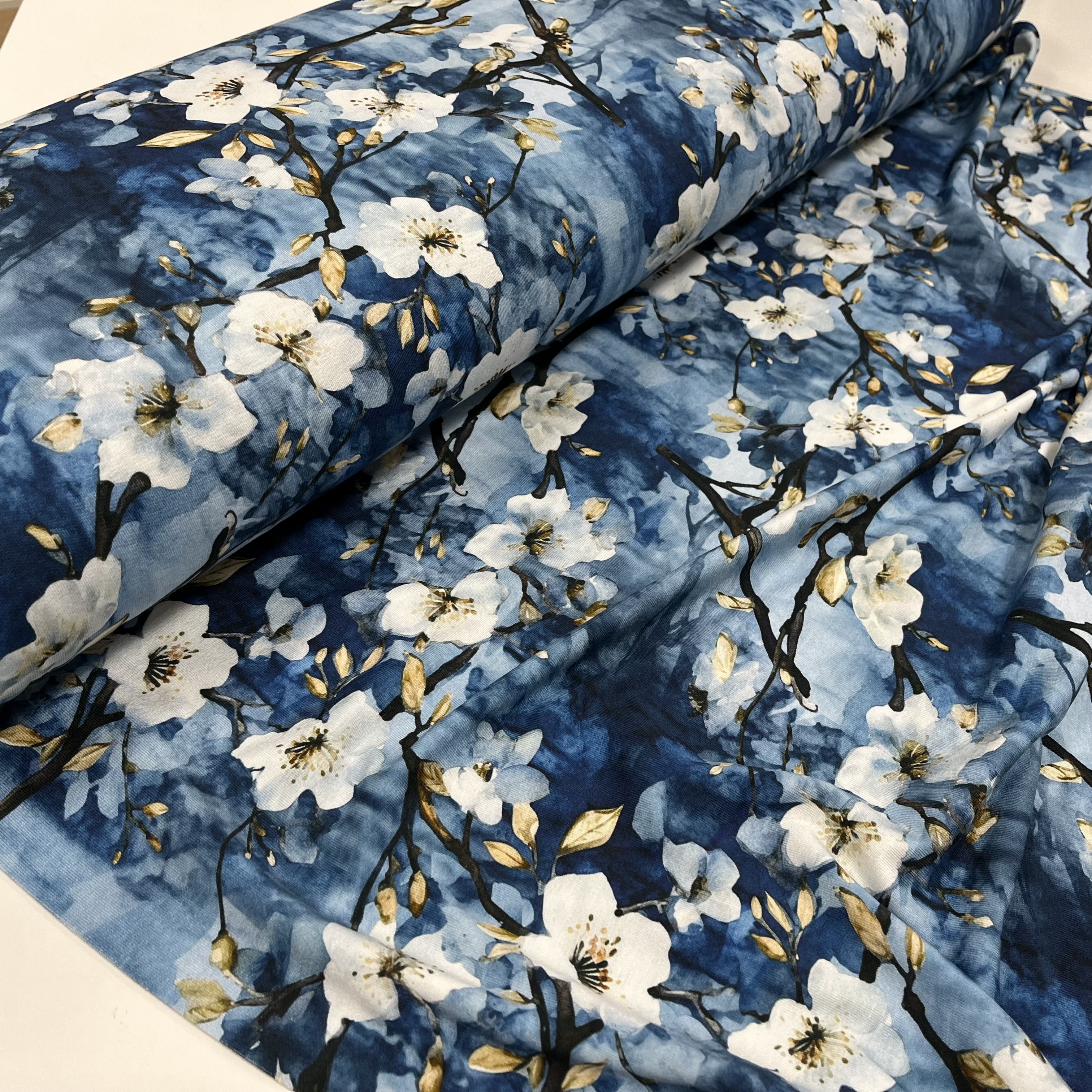 Viskoostrikotaaž Cherry blossom blue, digiprint