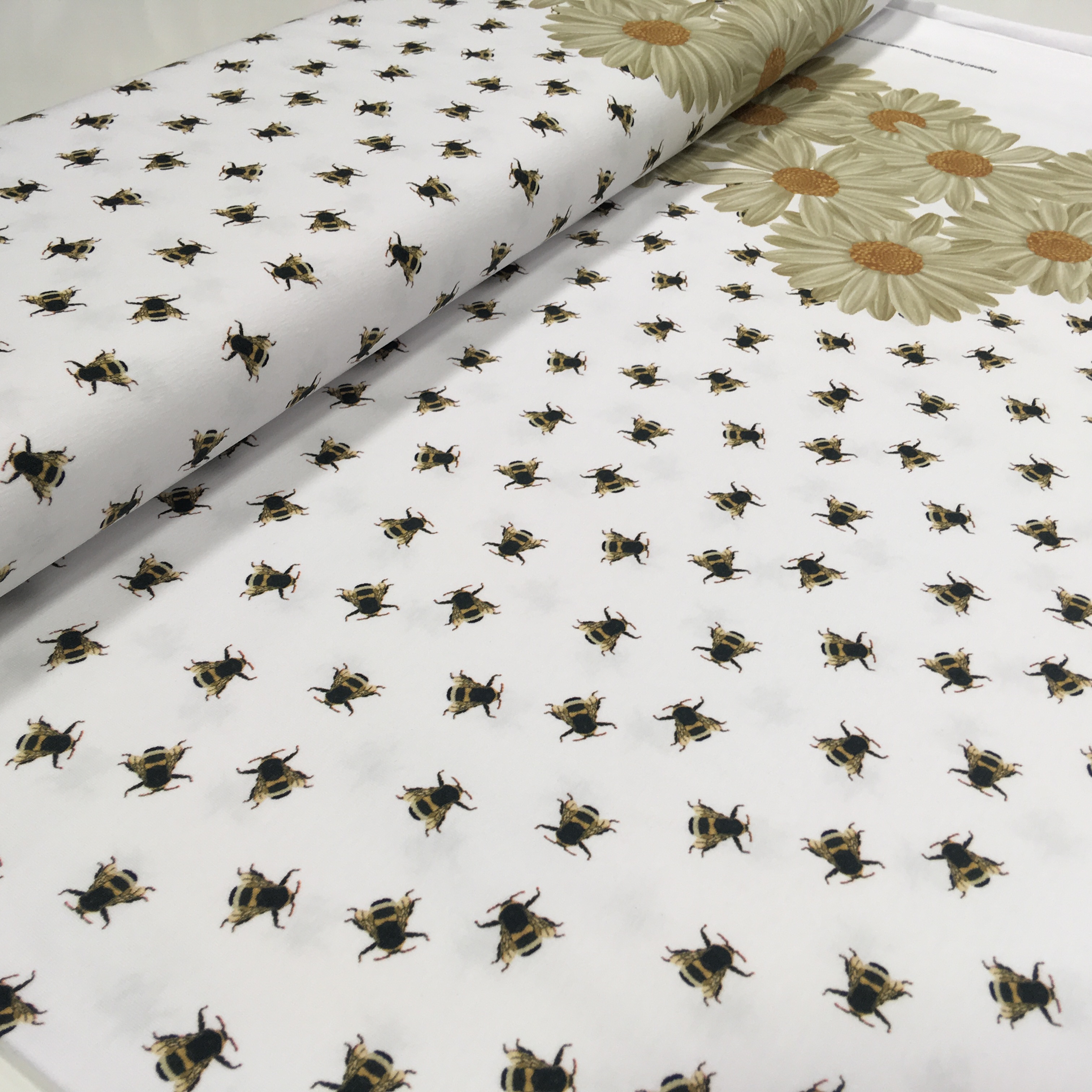 Mesilased, karikakrad valge