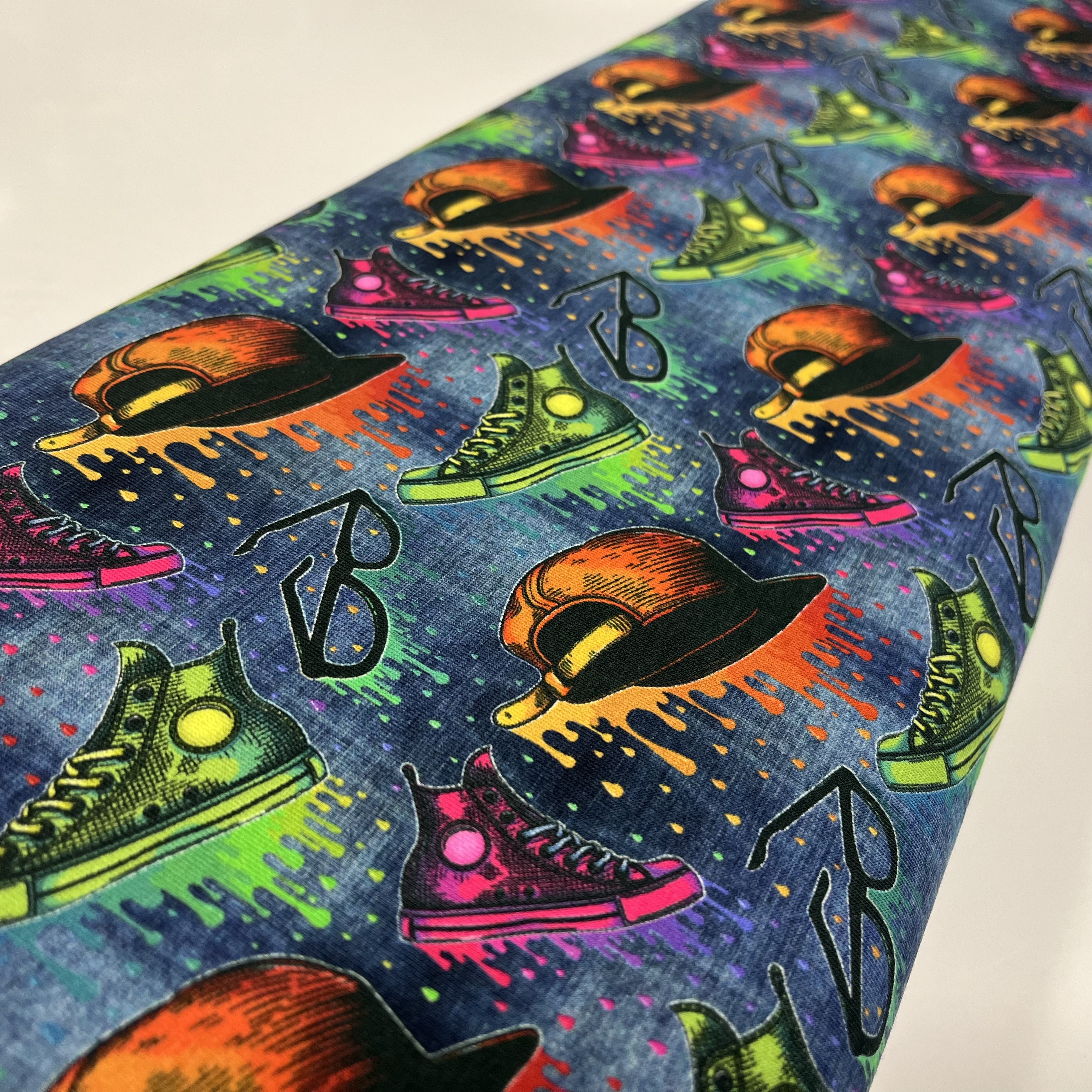 Neoon mütsid, ketsid teksal