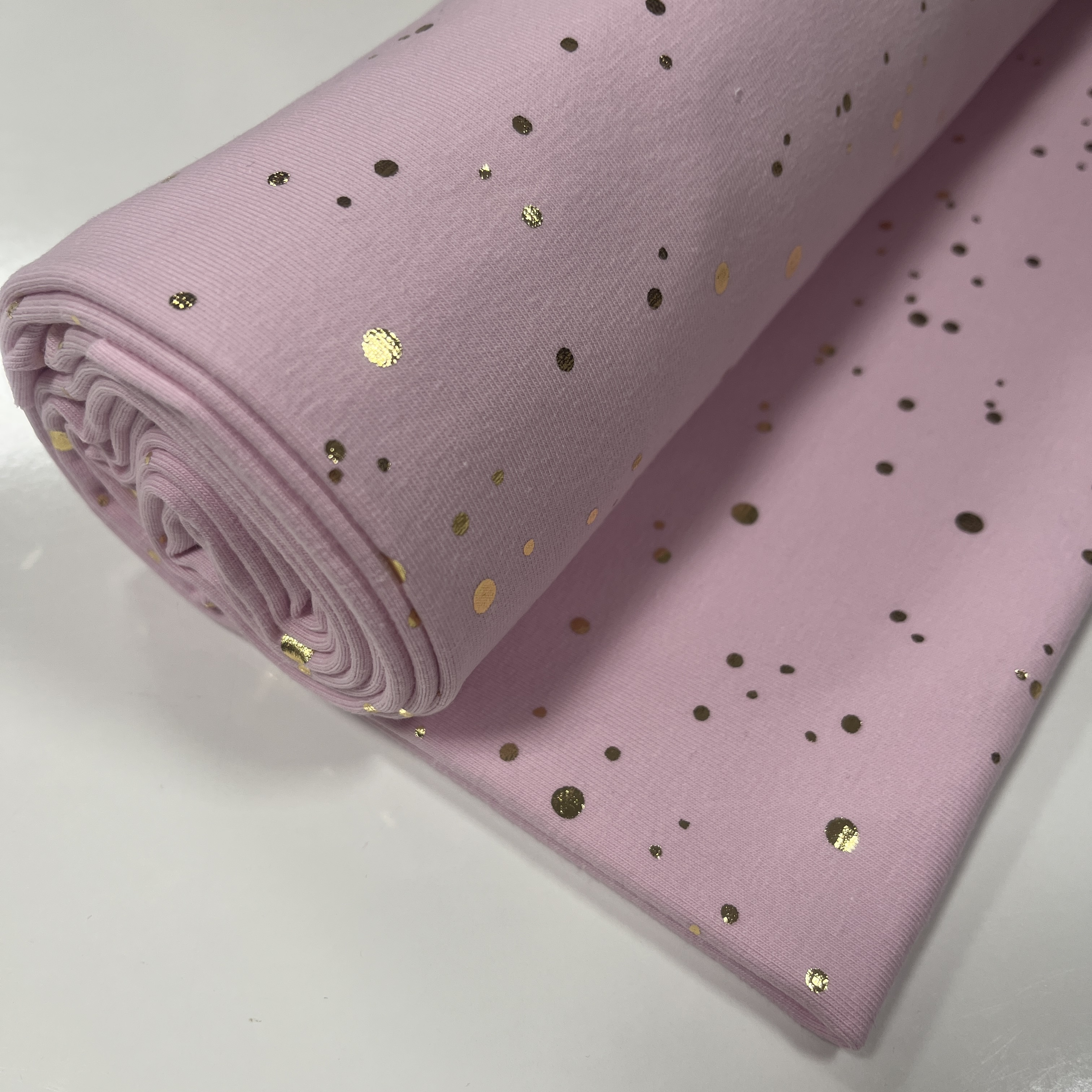 Trikotaaž Kuldsed täpid, fooliumprint roosa 1,64 m tükk