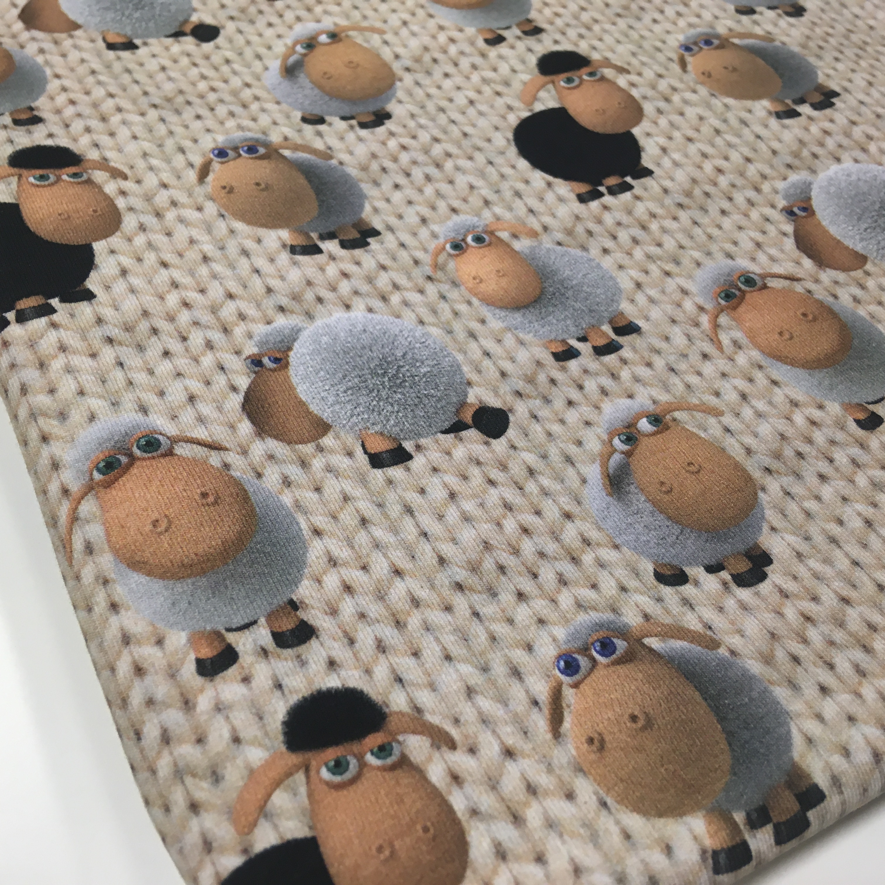 Lambad kootud beežil taustal