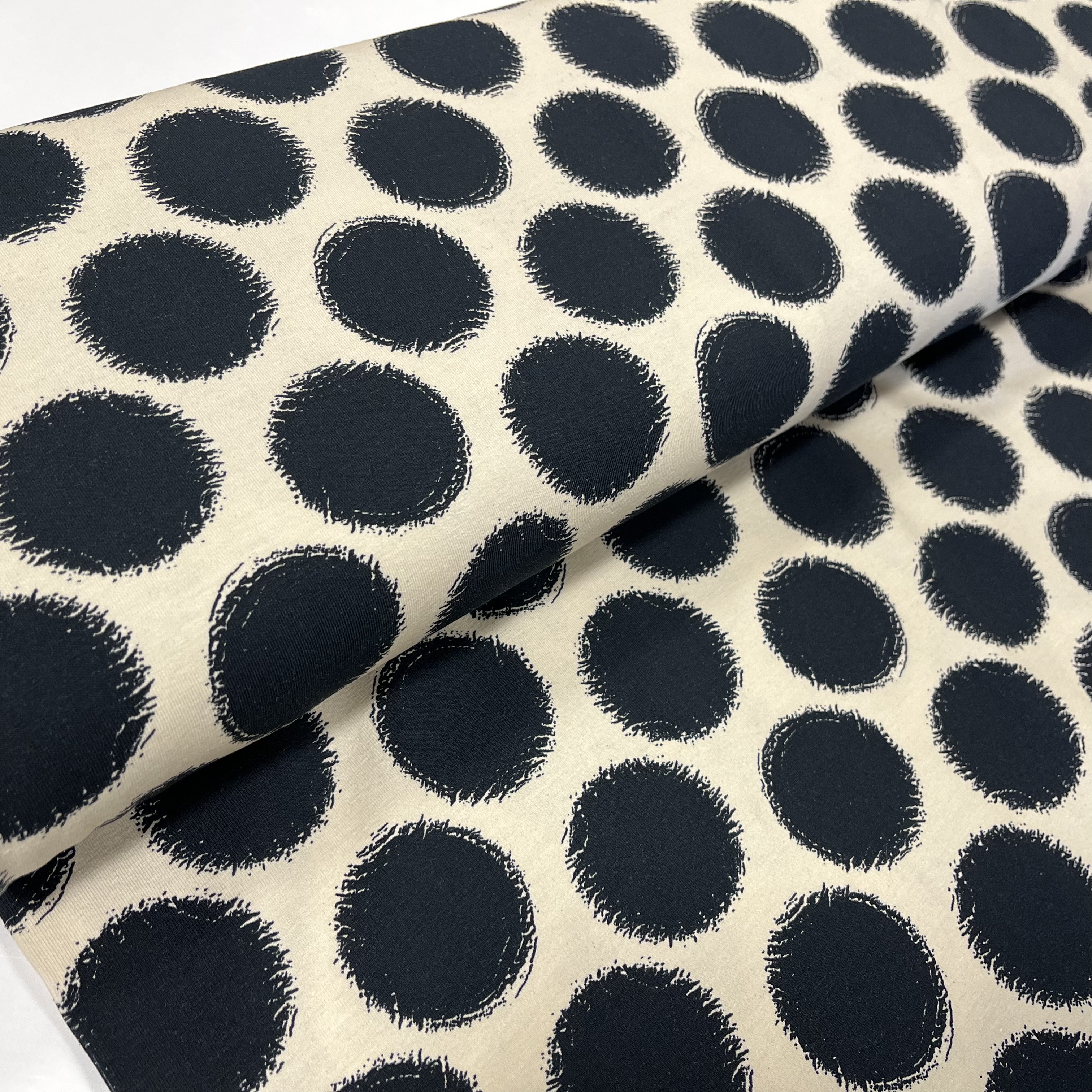 Trikotaažkangas Mustad ringid loodusvalgel