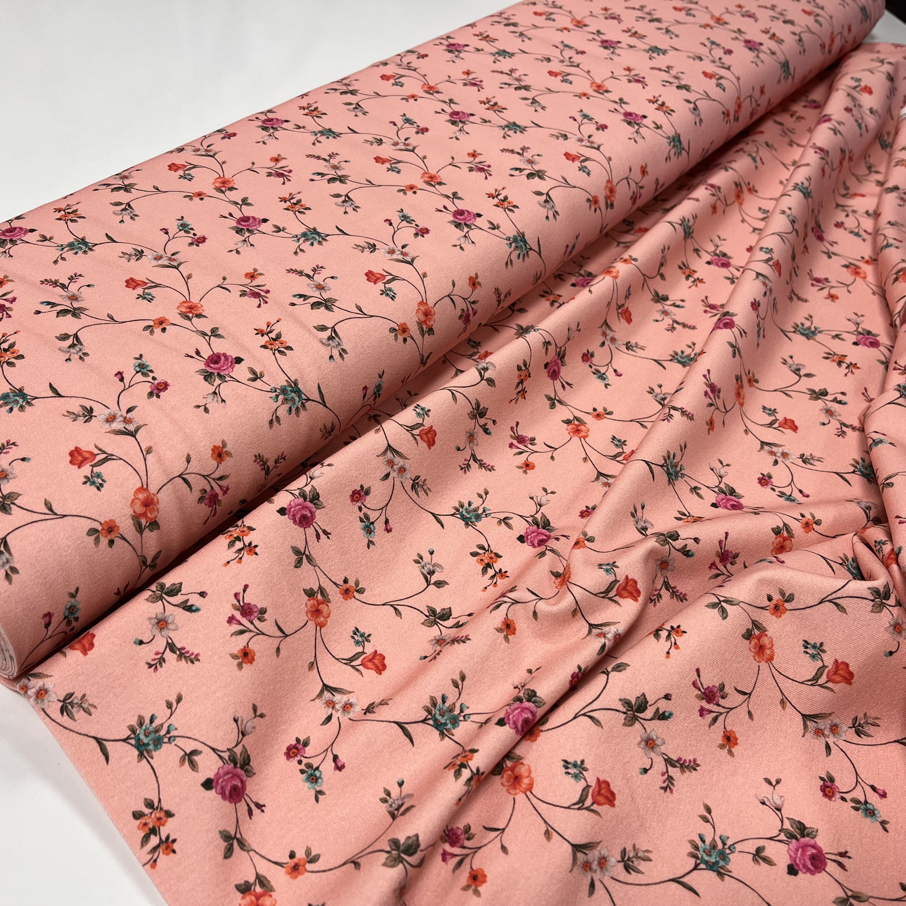 Trikotaažkangas Väiksed lilled roosal, digital print