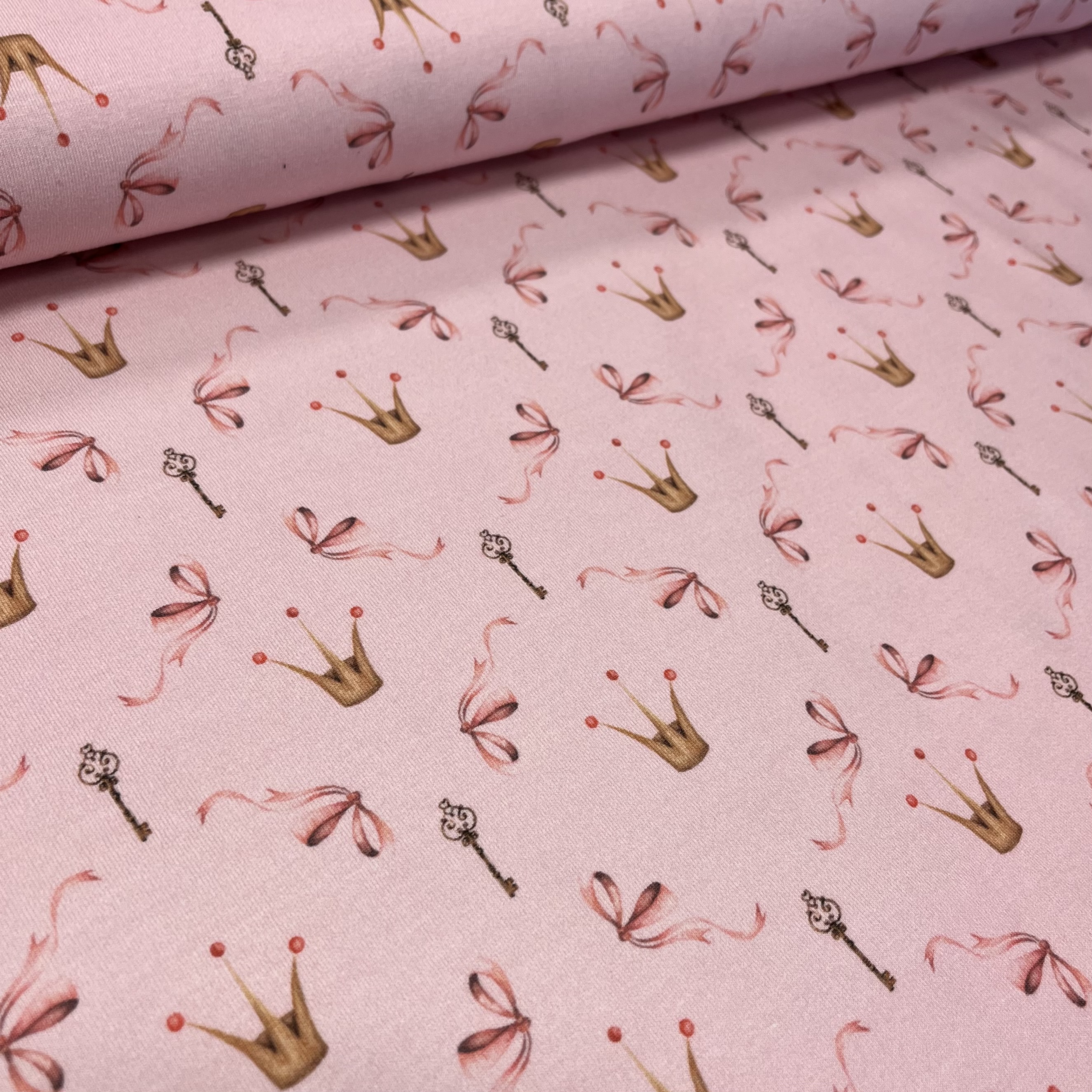 Trikotaažkangas printsessi kroonid roosal, digital print