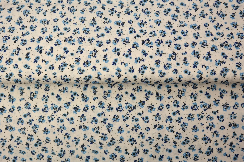 Popliin väiksed sinised lilled loodusvalgel