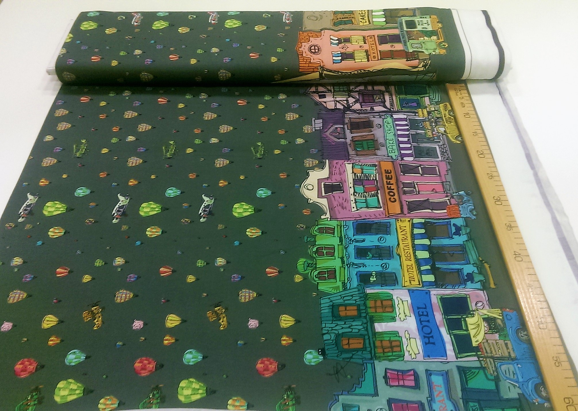 Lõbus linn, taevas õhupallid