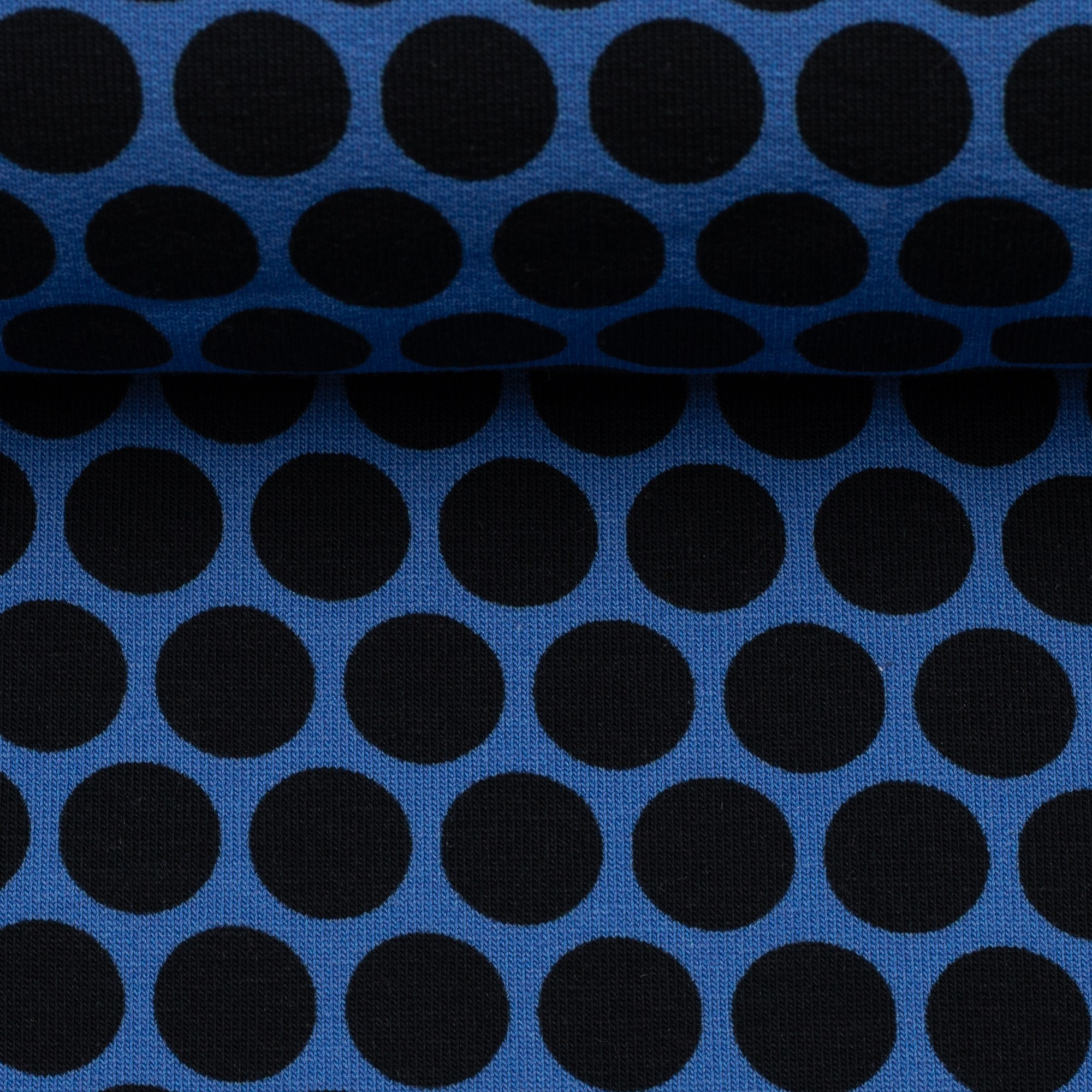 Mustad täpid sinisel