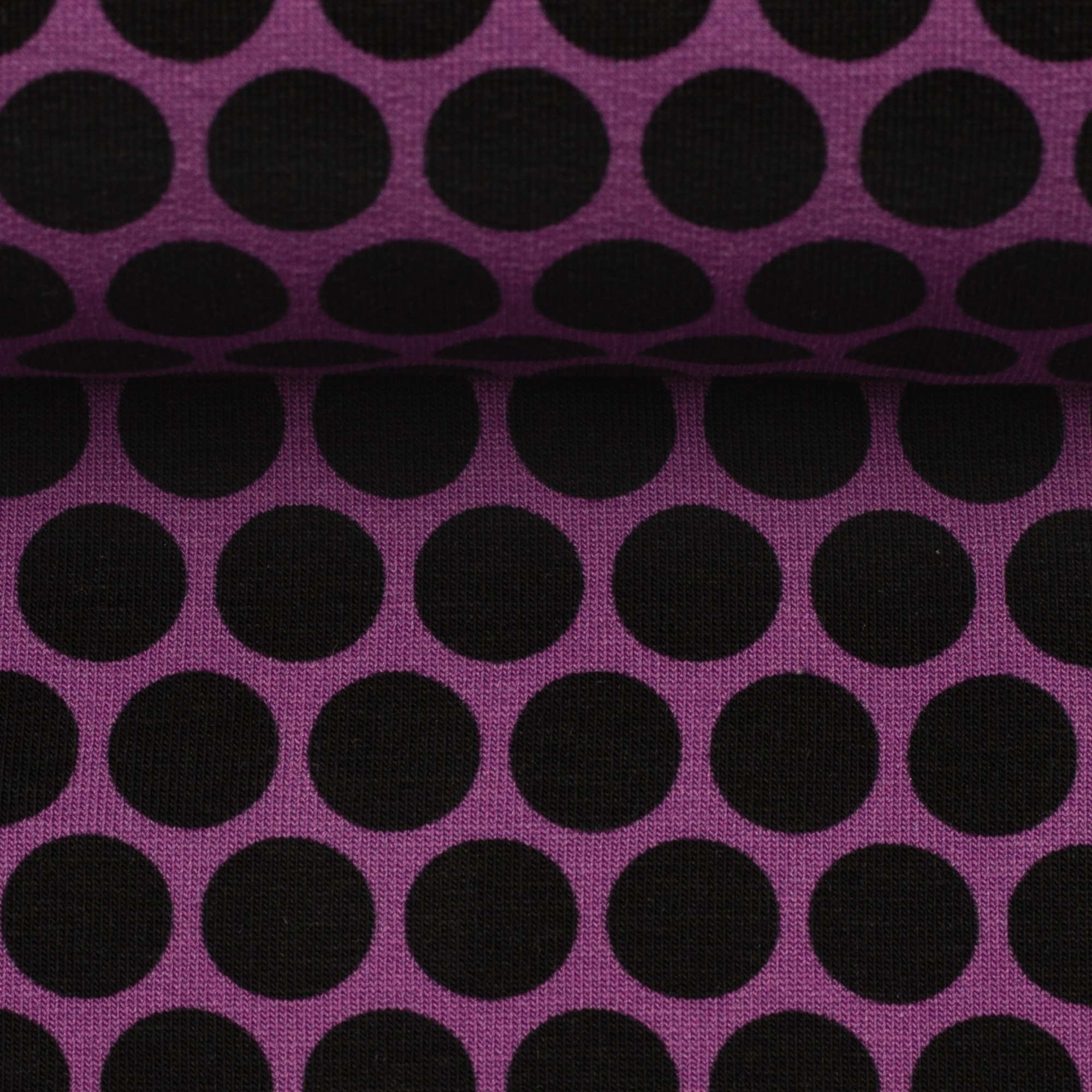 Mustad täpid lillal