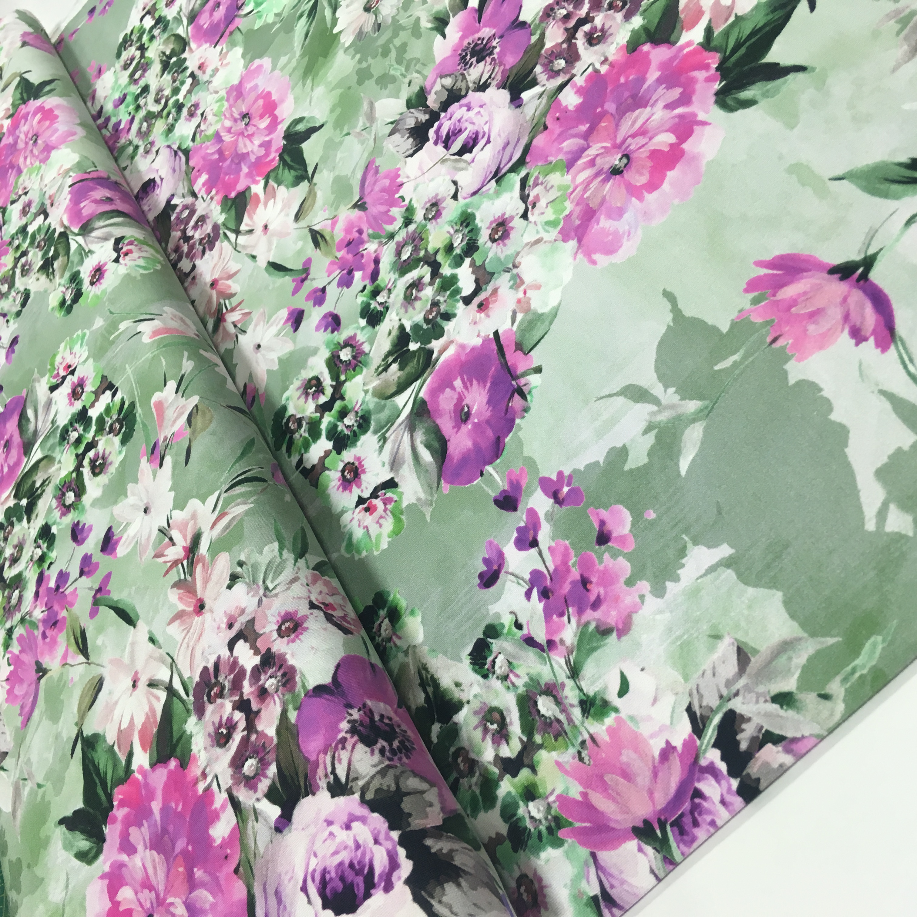 Lillad ja sinised lilled mindil