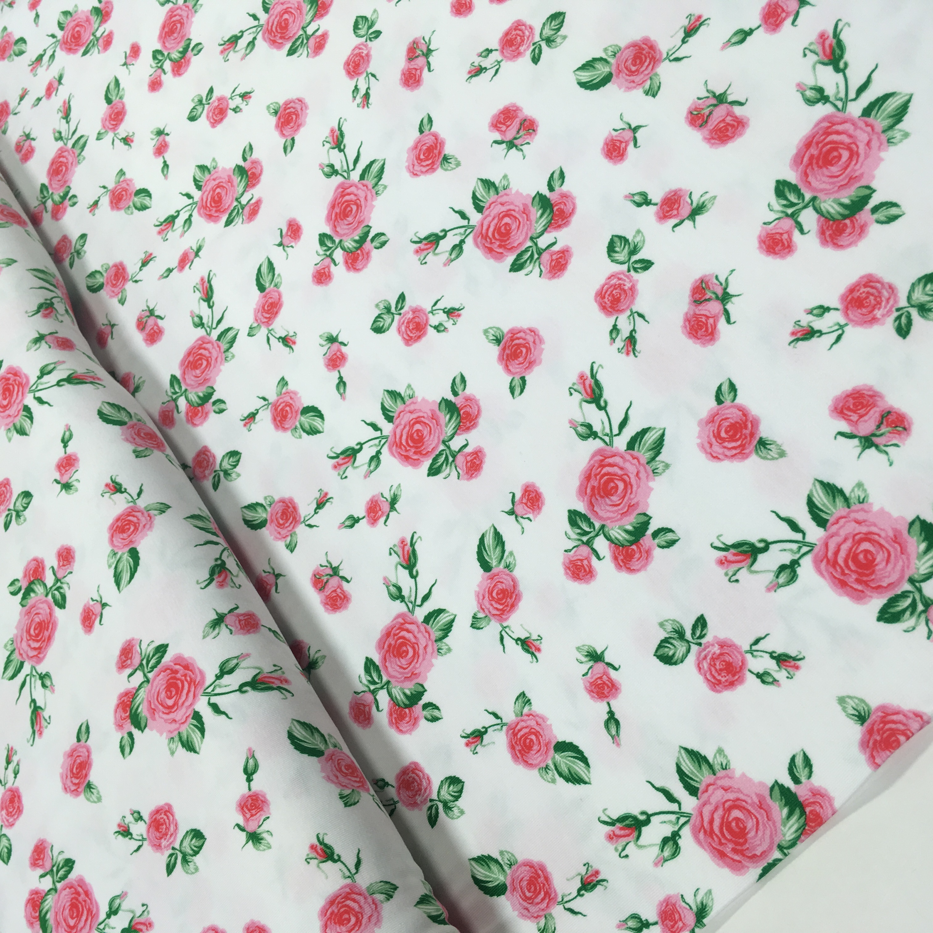 Trikotaaž Väiksed roosid valgel, digital print