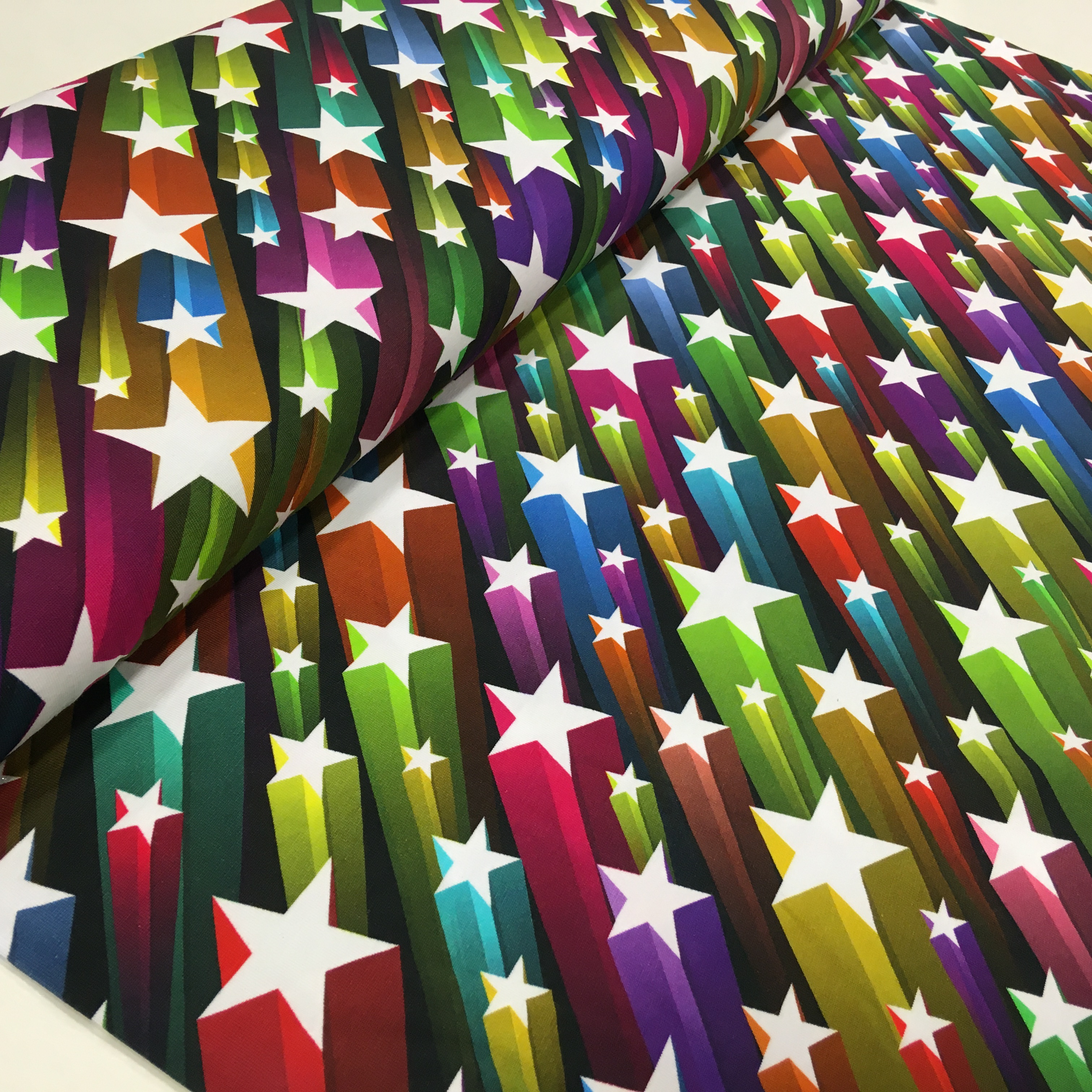 Trikotaaž Valged tähed värvidel, digital print