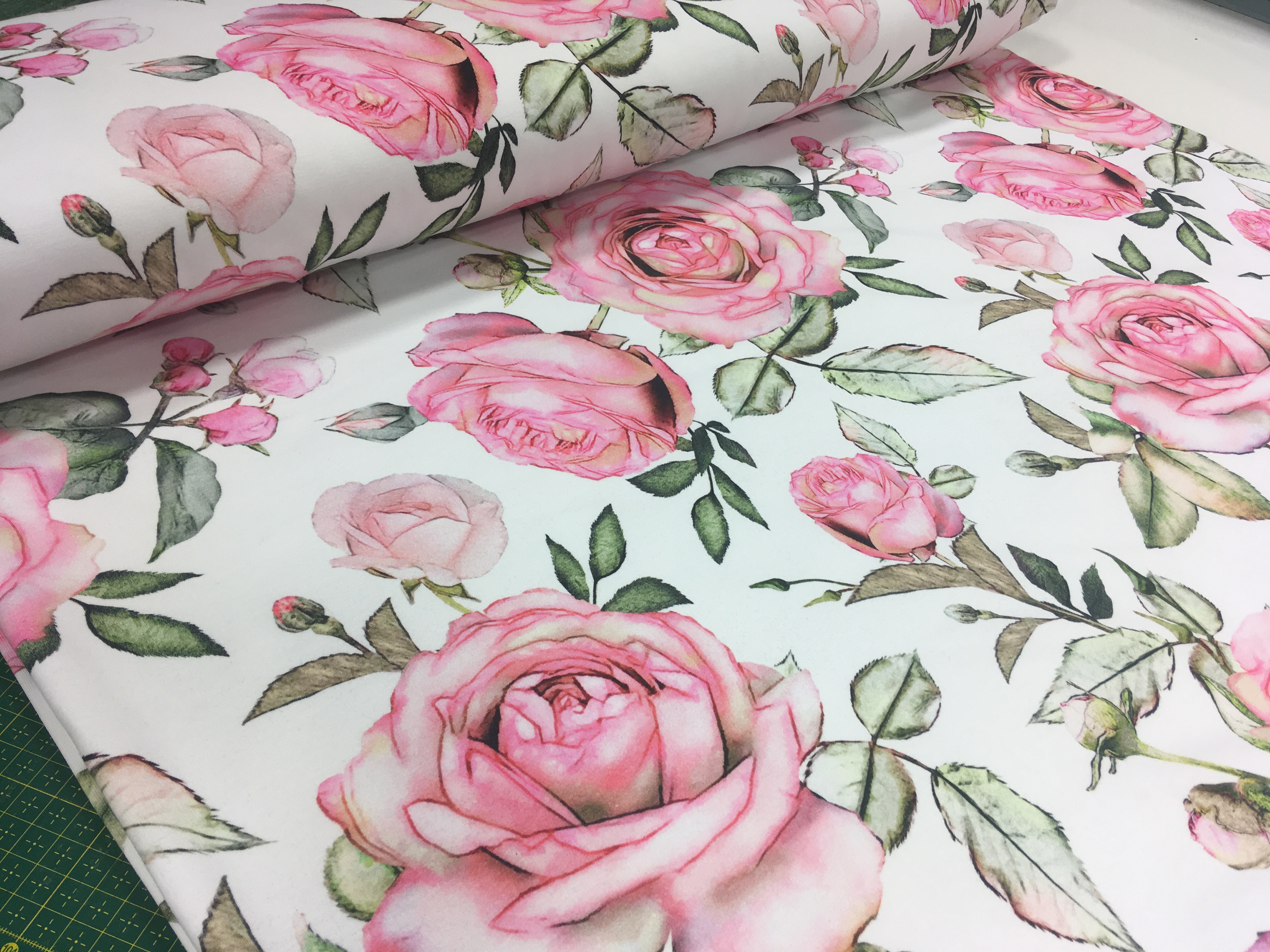 FT Suured roosid valgel