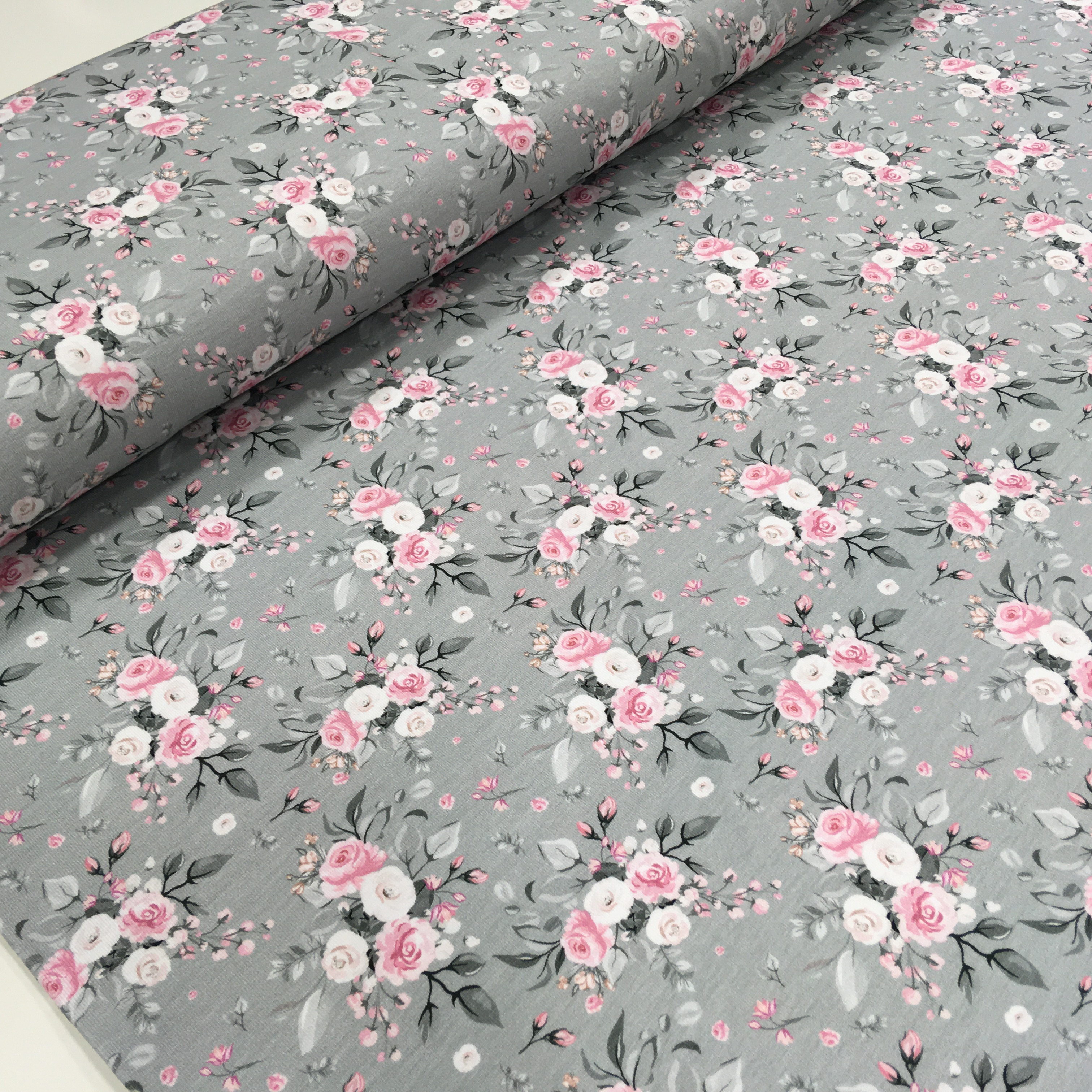 Väiksed roosikimbud hallil