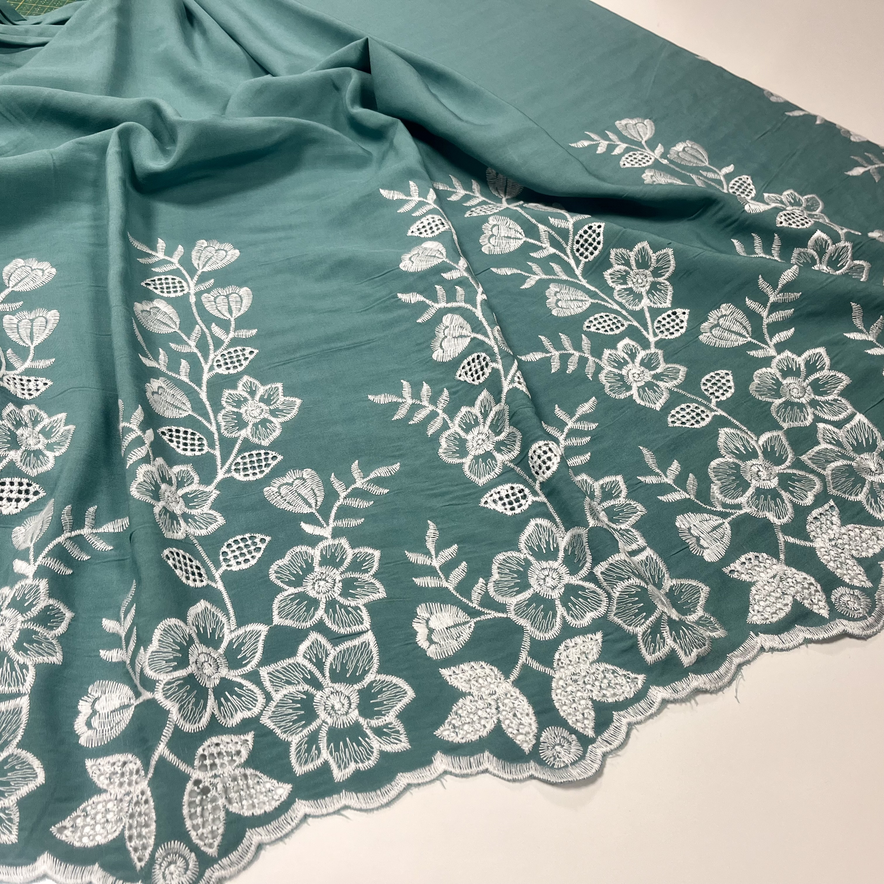 Viskoos tikitud lillelise äärega, murtud roheline 1.38 m 