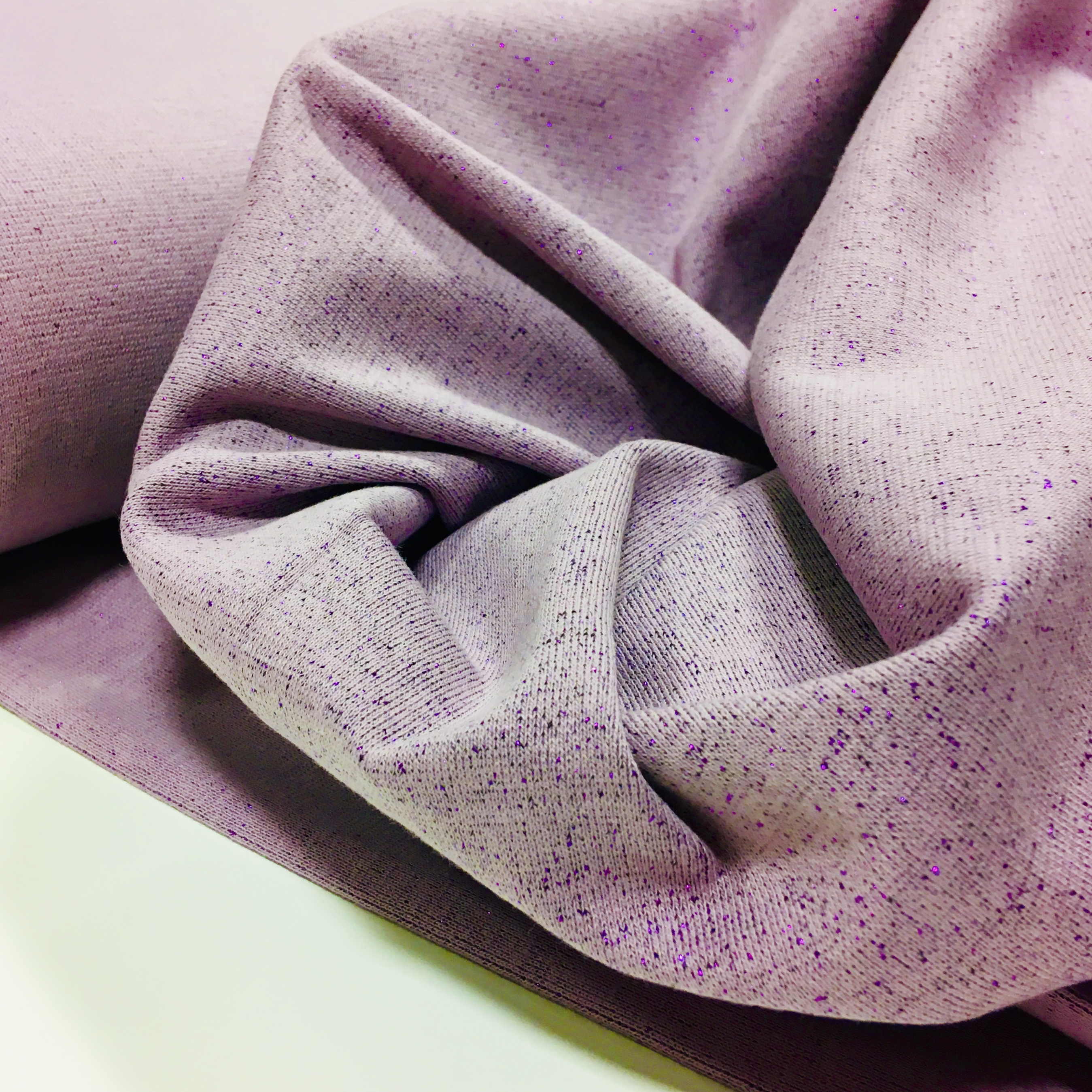 Torusoonik helelilla lillalt sädelev