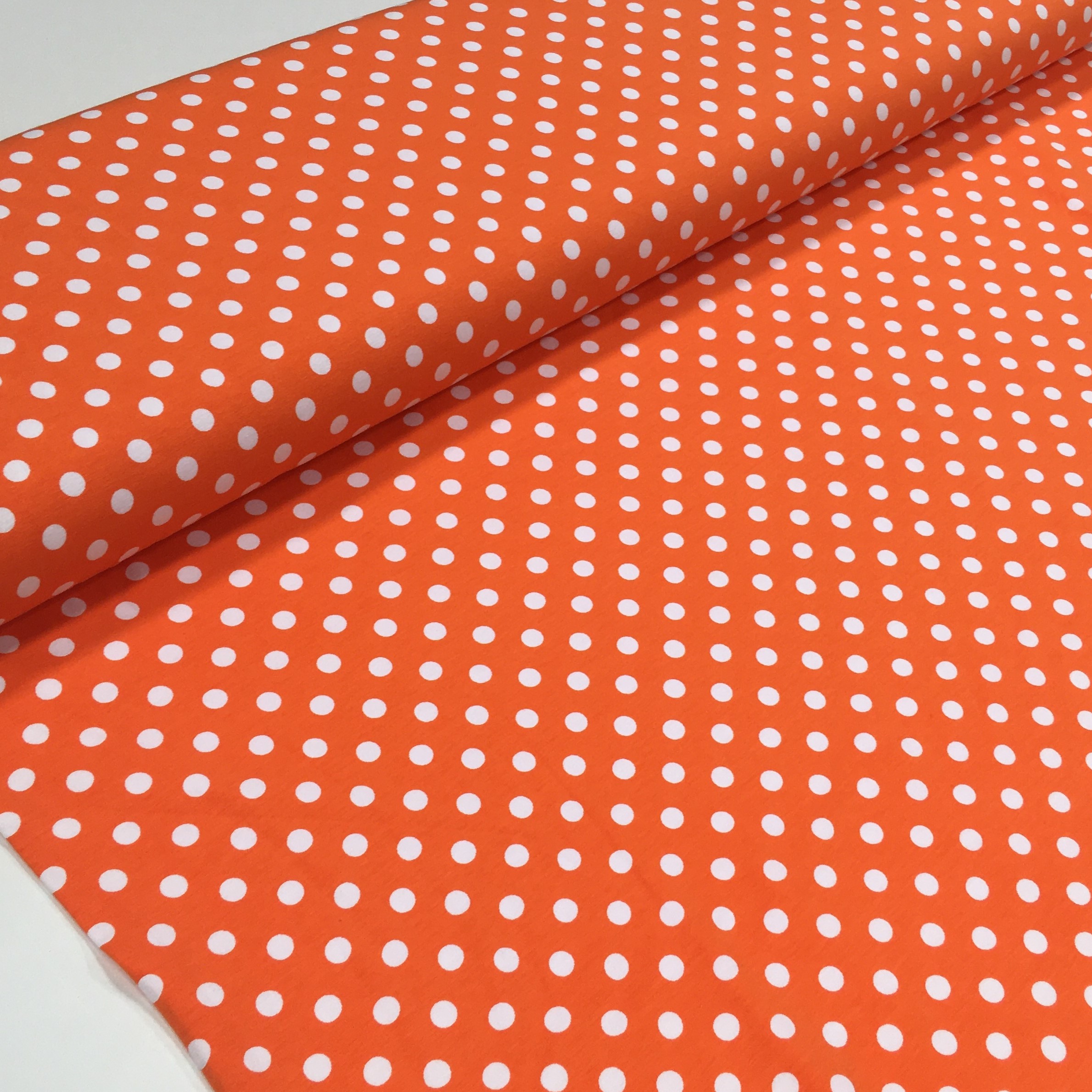 Valged 1 cm täpid oranžil