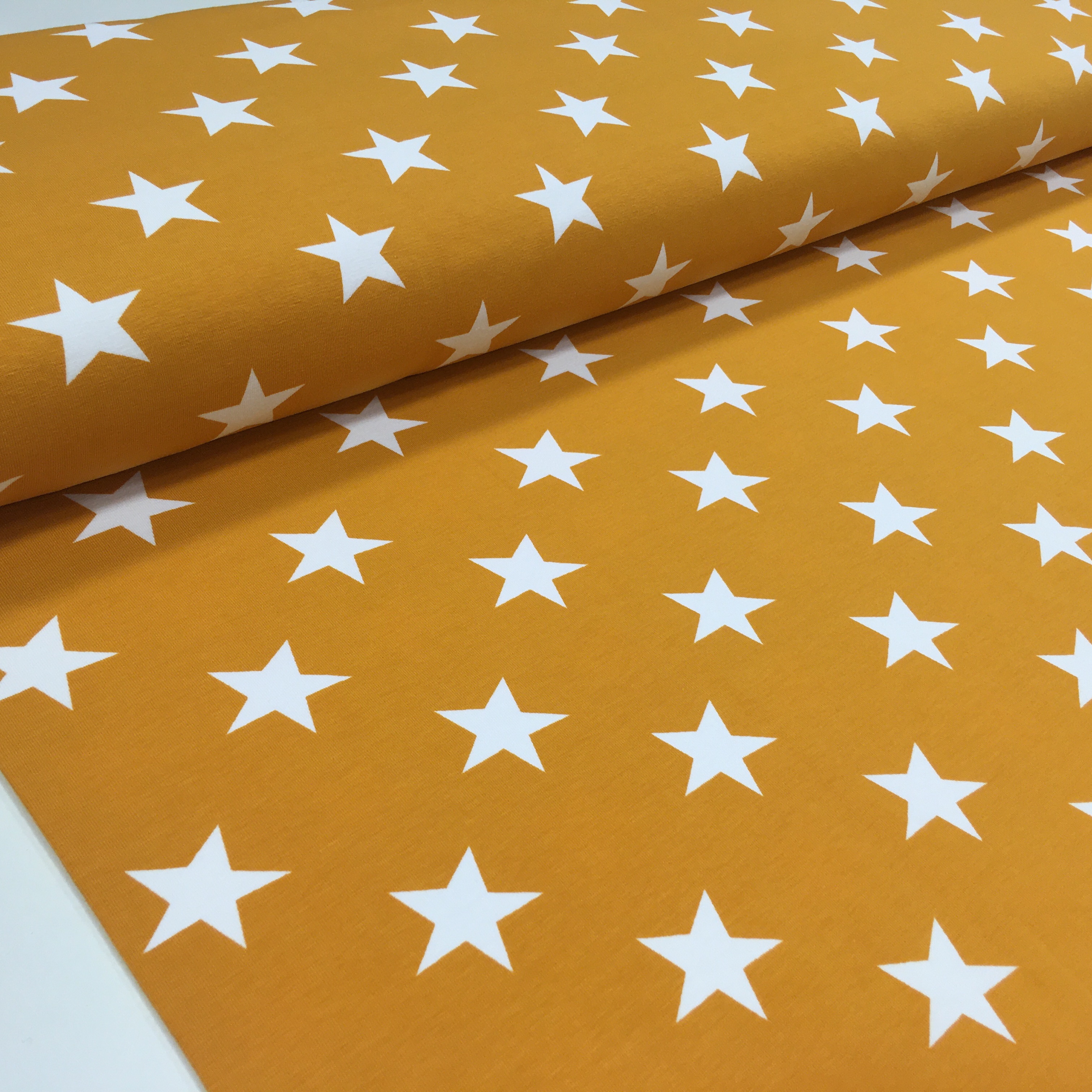 Valged tähed tumekollasel 3,5 cm