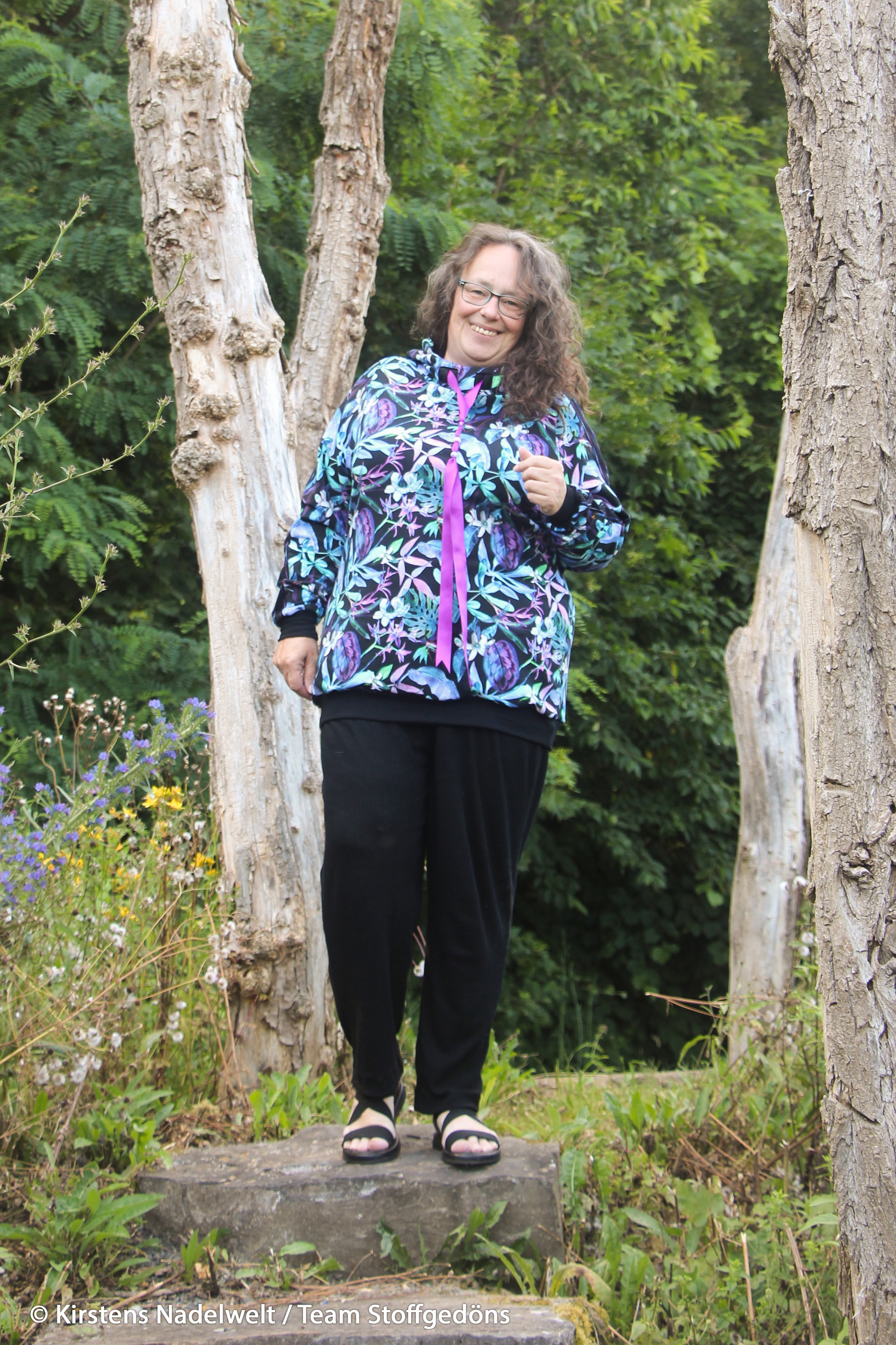 Modaaldressikangas Flowers tropical, black