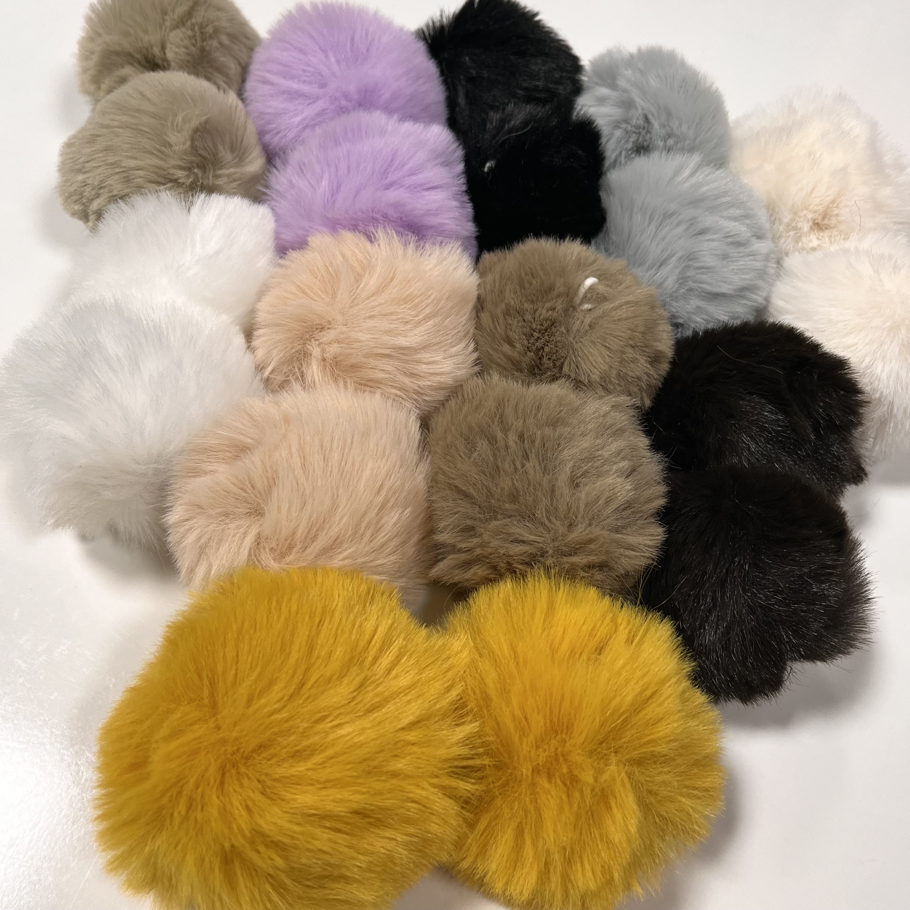 Kunstkarusnahast tutt kummiaasaga 8 cm