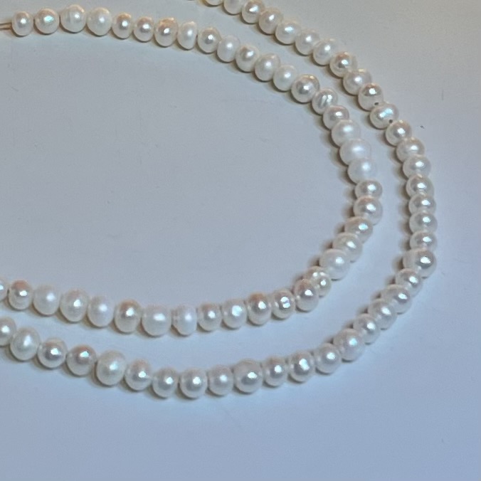 Mageveepärlid valged 4-5 mm, 33 cm nööril
